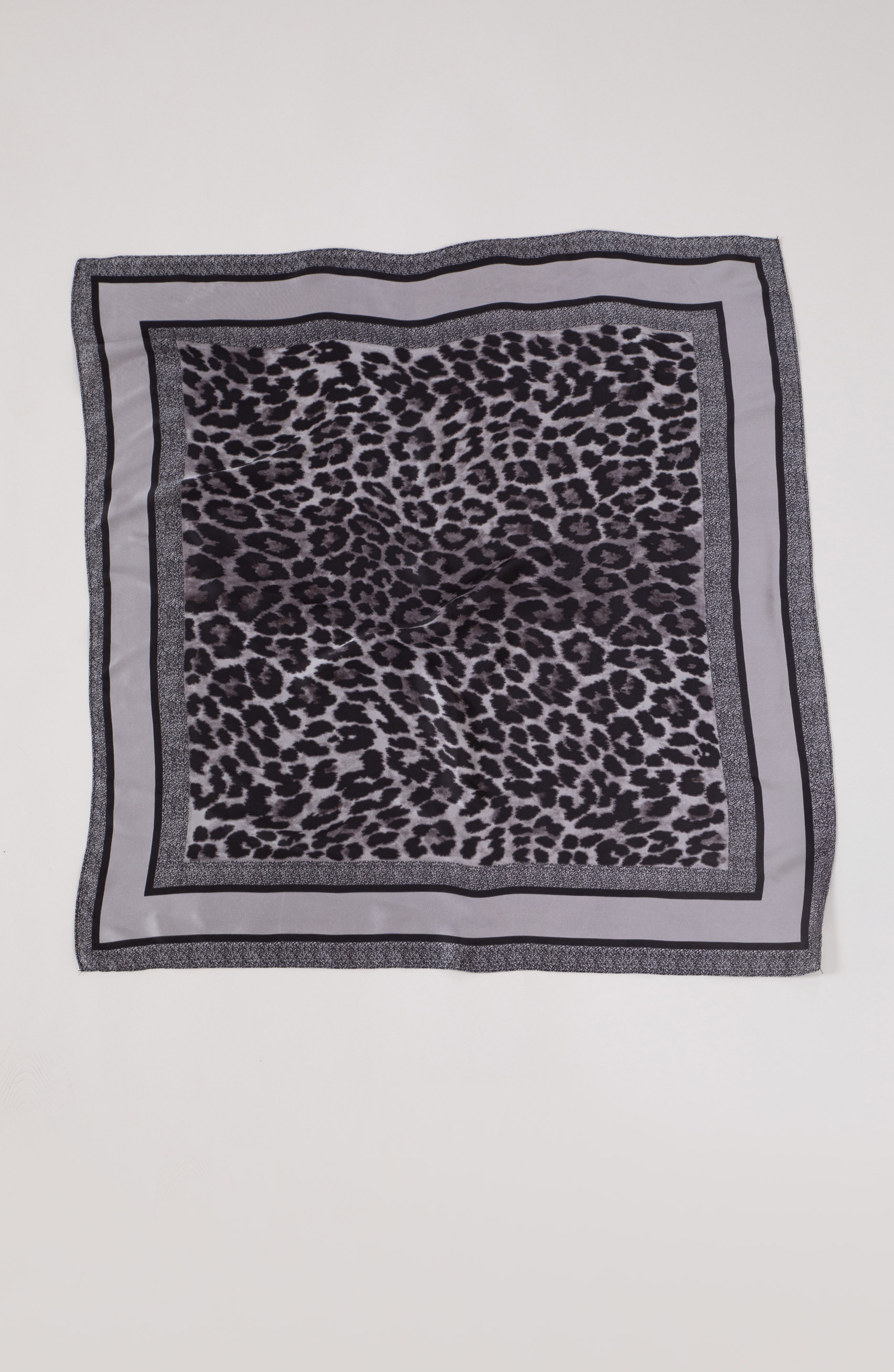 foulard leopardata grigia