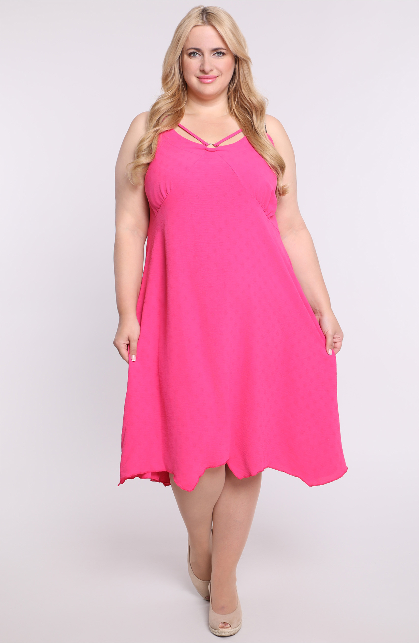 Abito rosa con spalline sullo scollo