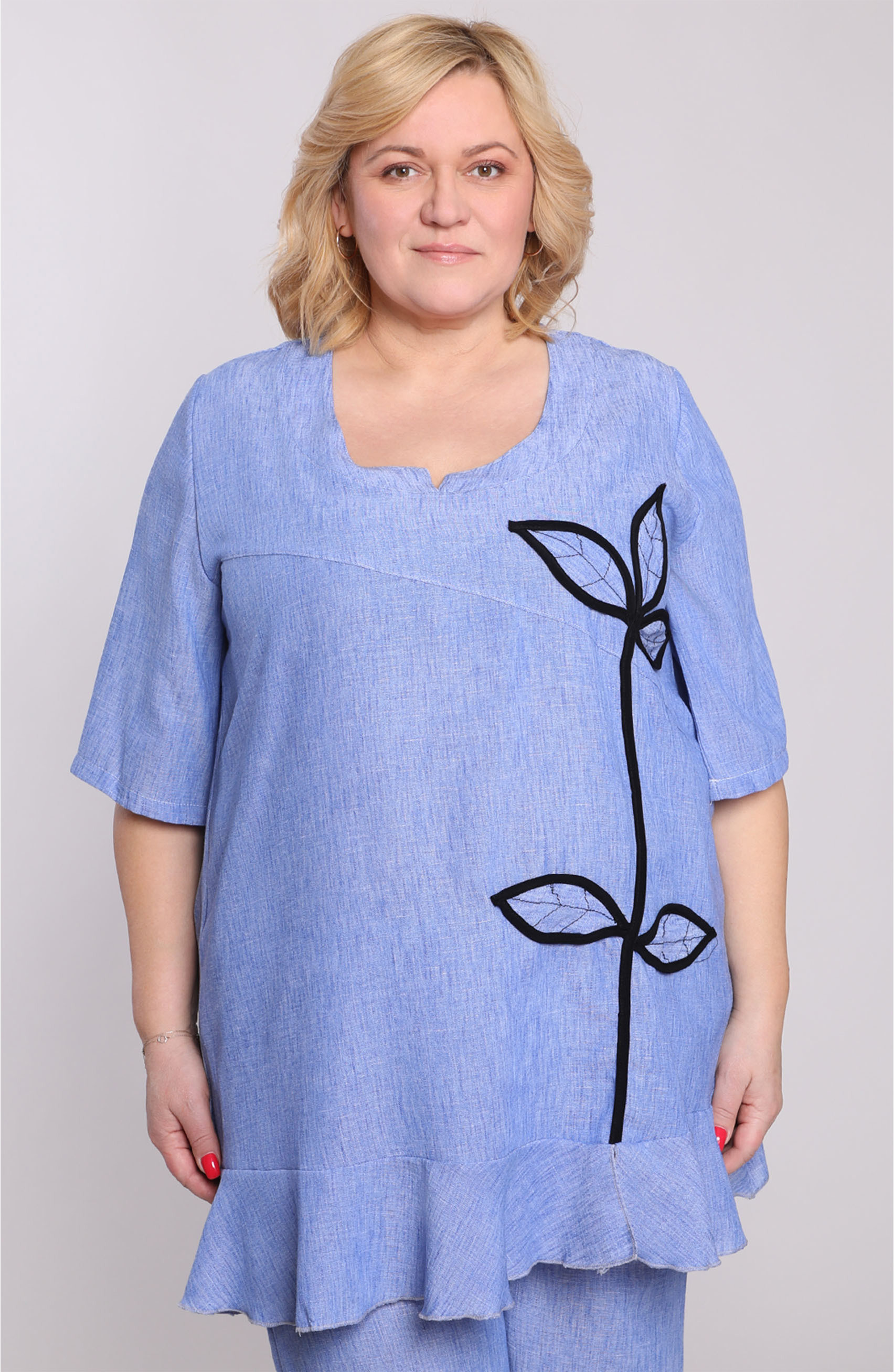 Tunica blu con applicazione di foglie
