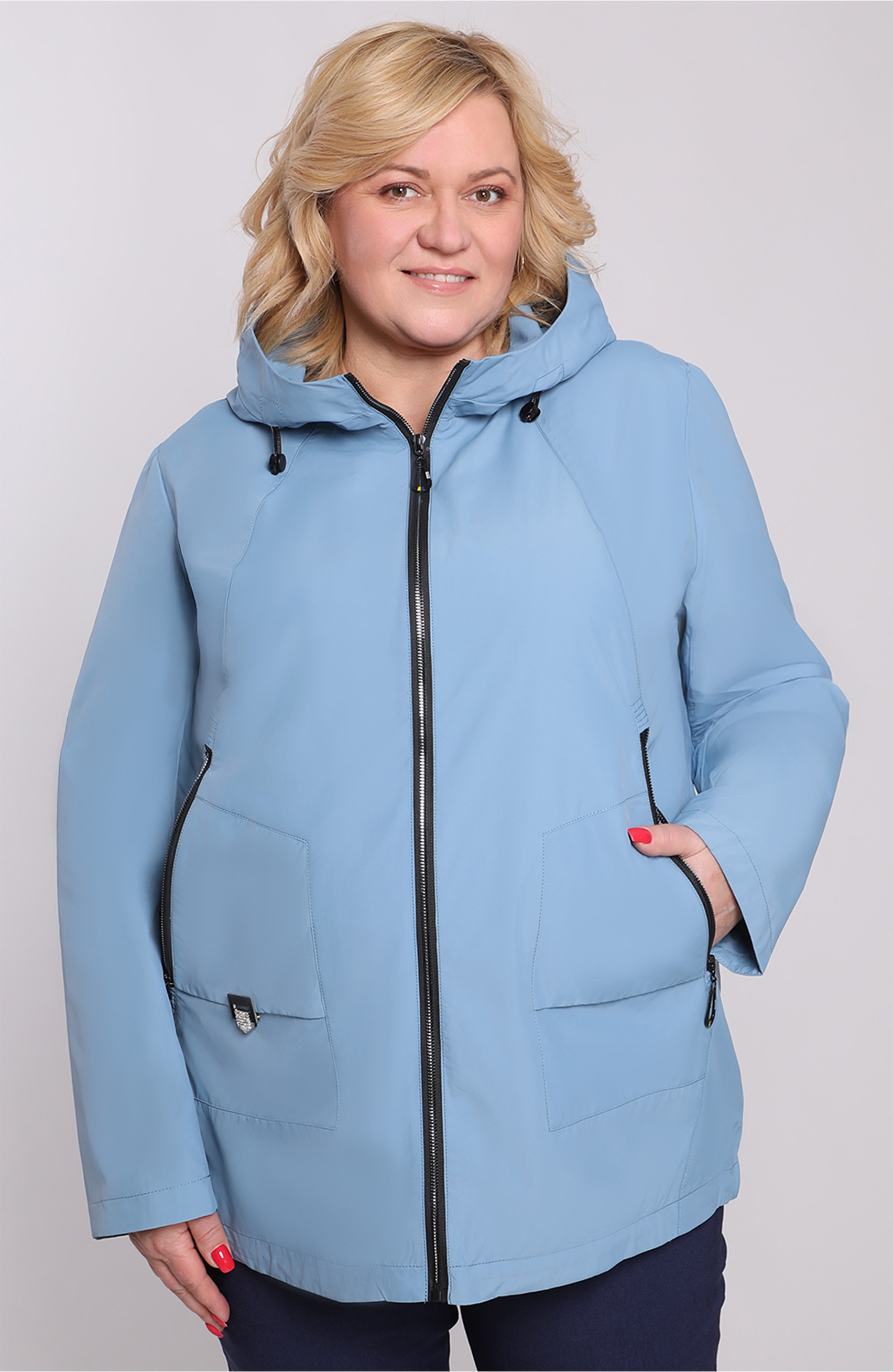 Giacca azzurra con accenti lucidi