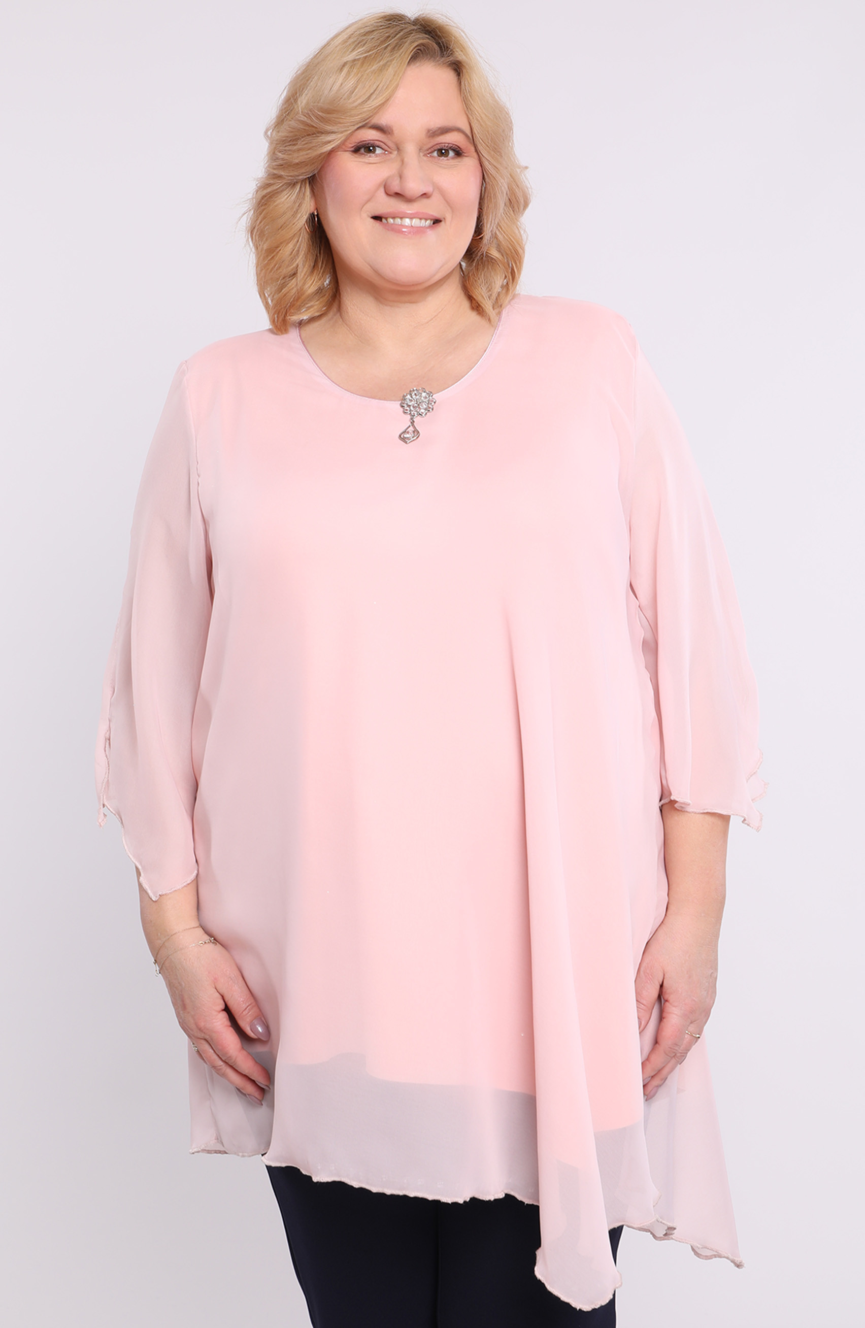 Tunica in chiffon rosa chiaro con spilla