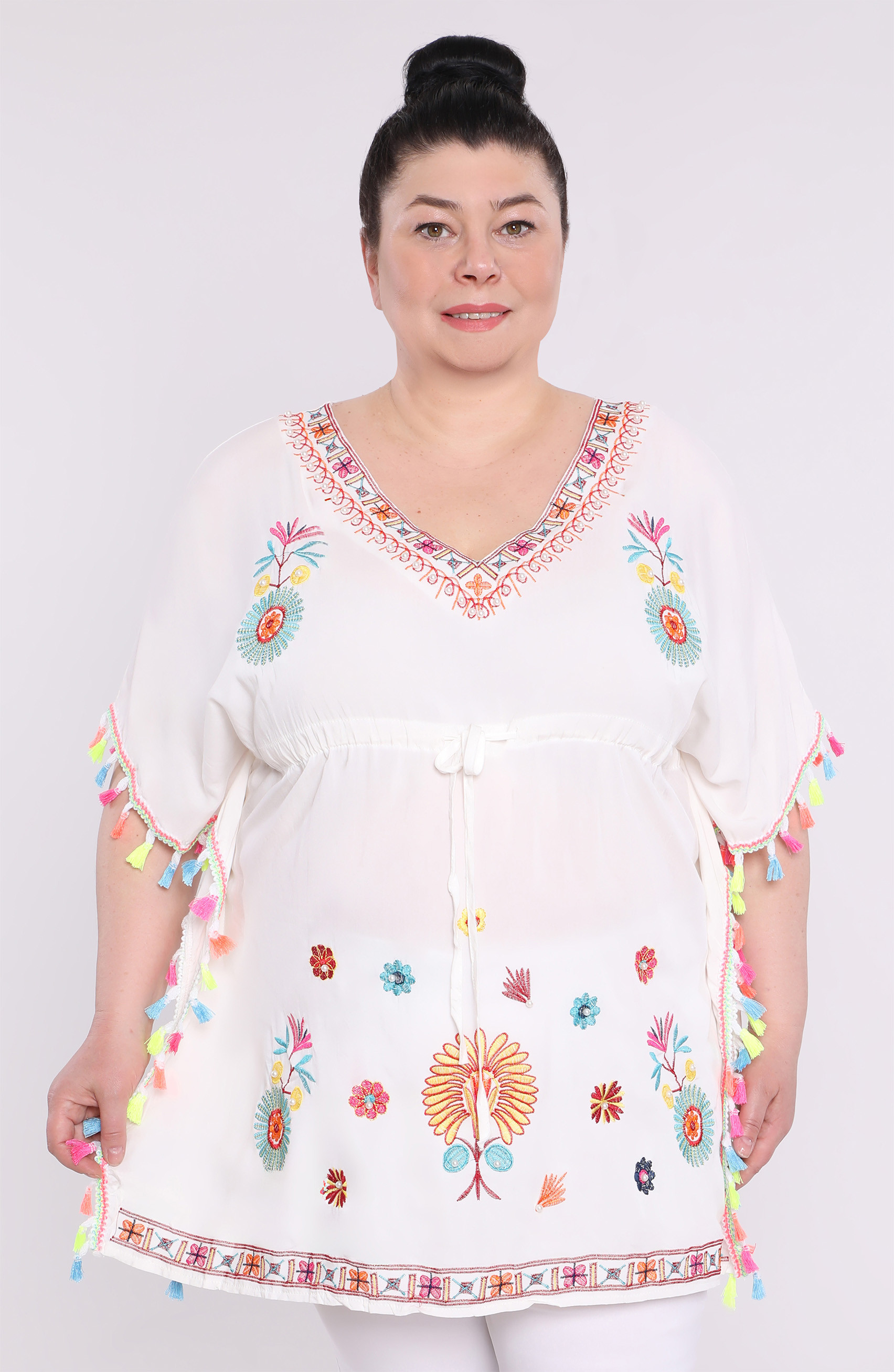 poncho bianco con motivi colorati