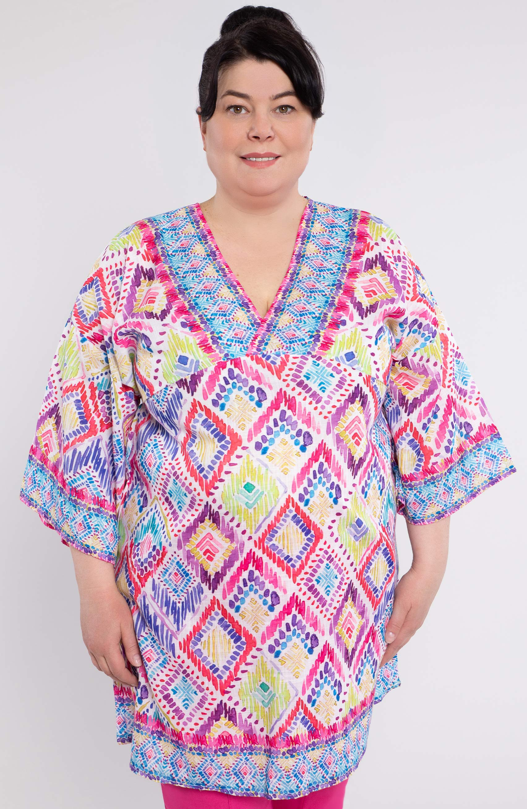 poncho colorato con motivo geometrico rosa