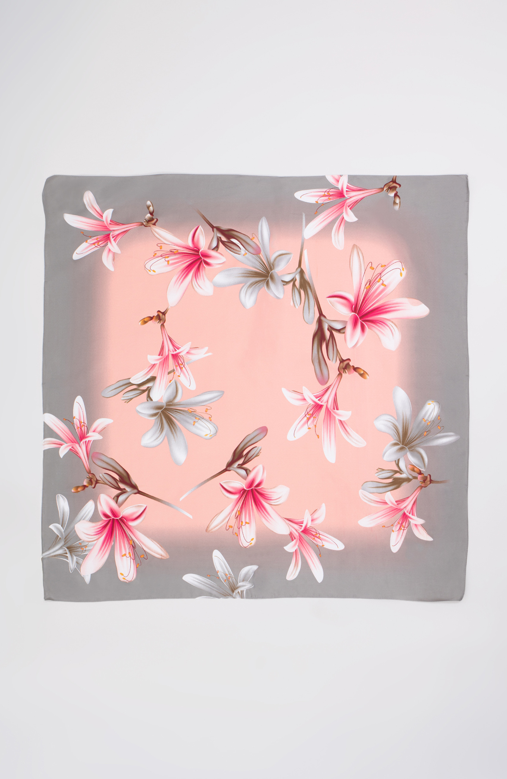 foulard grigia e rosa con un fiore