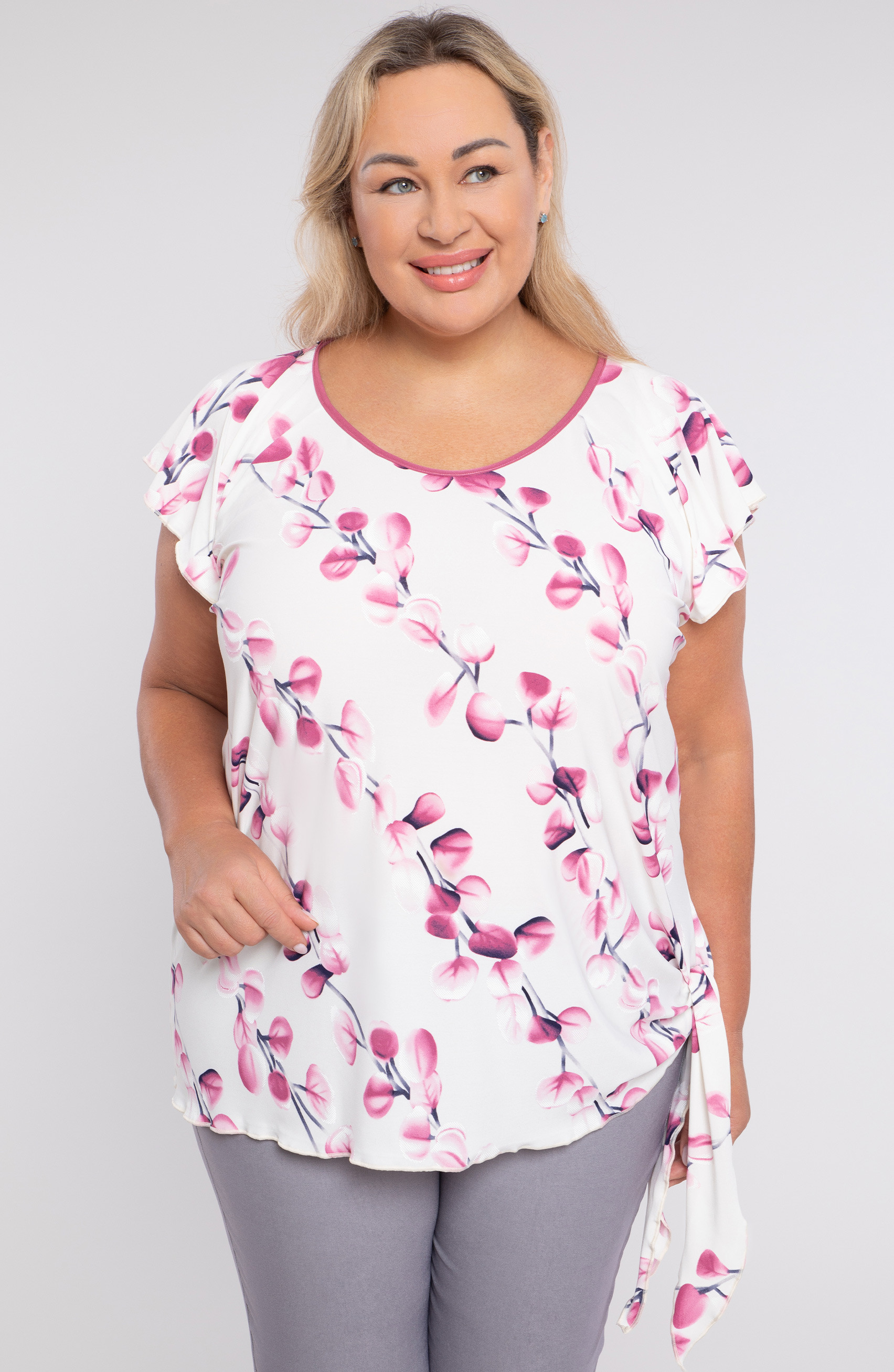 Camicetta con cravatta floreale rosa
