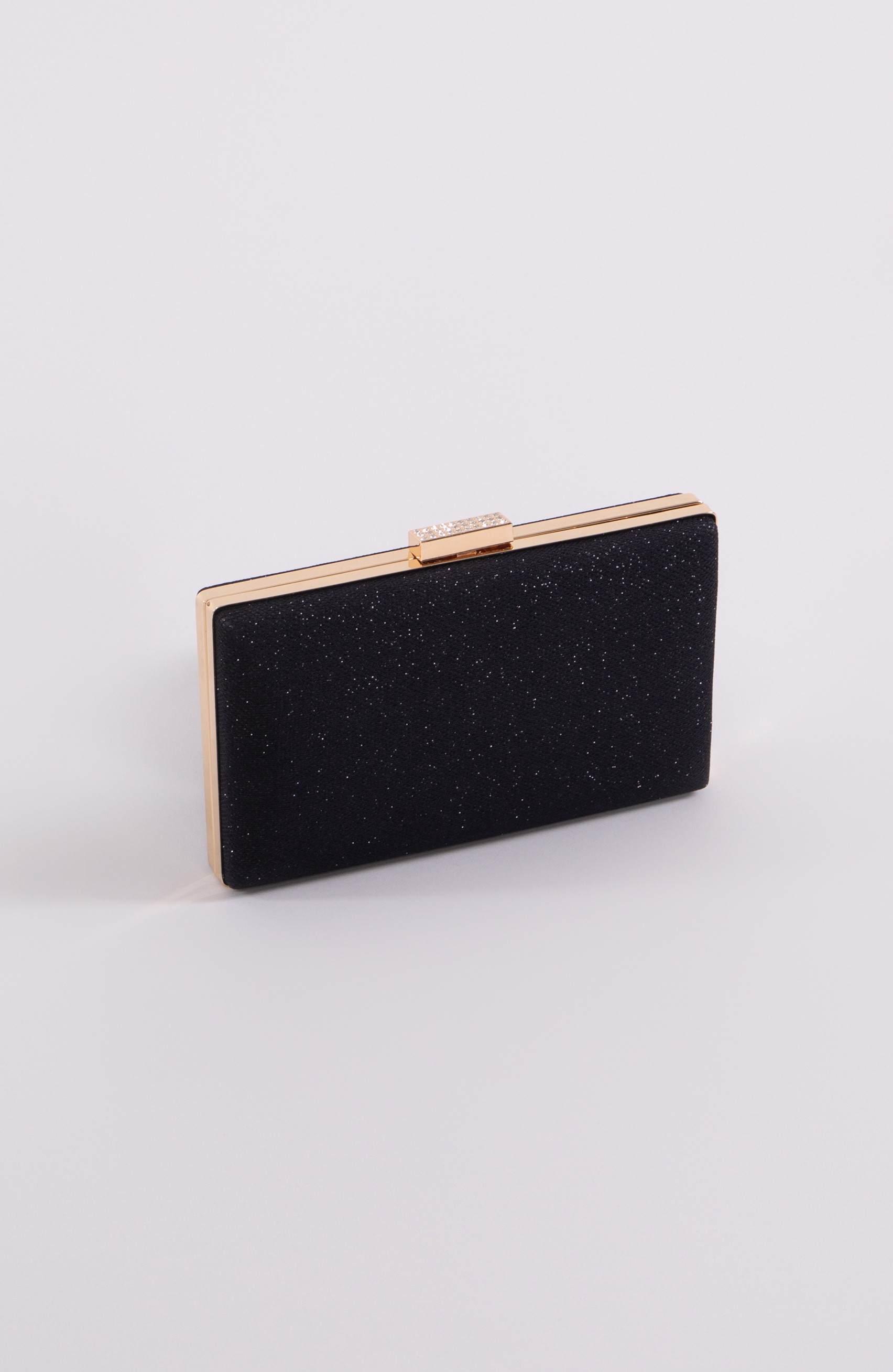 borsa nera con chiusura decorativa