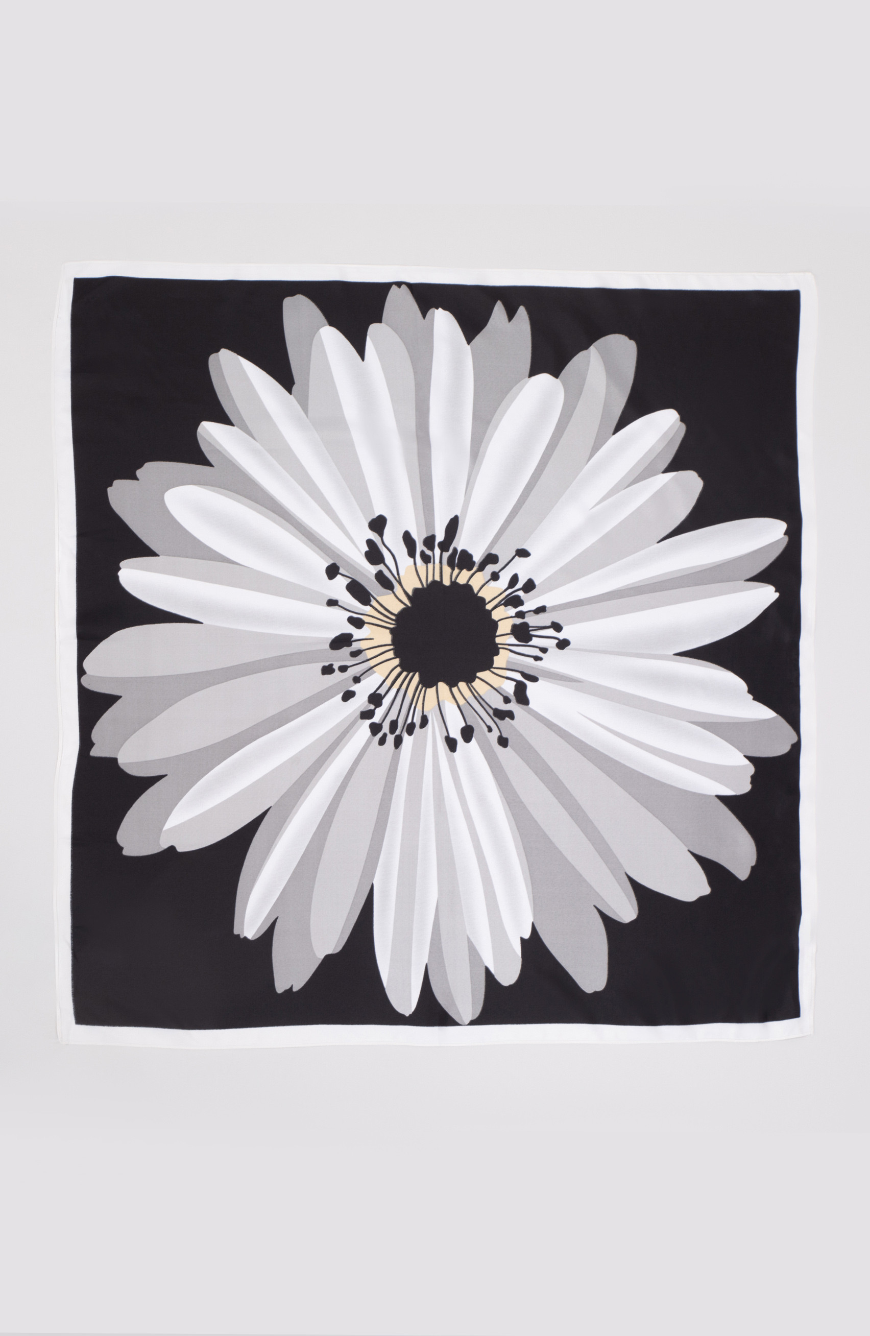 foulard bianca e nera con un fiore