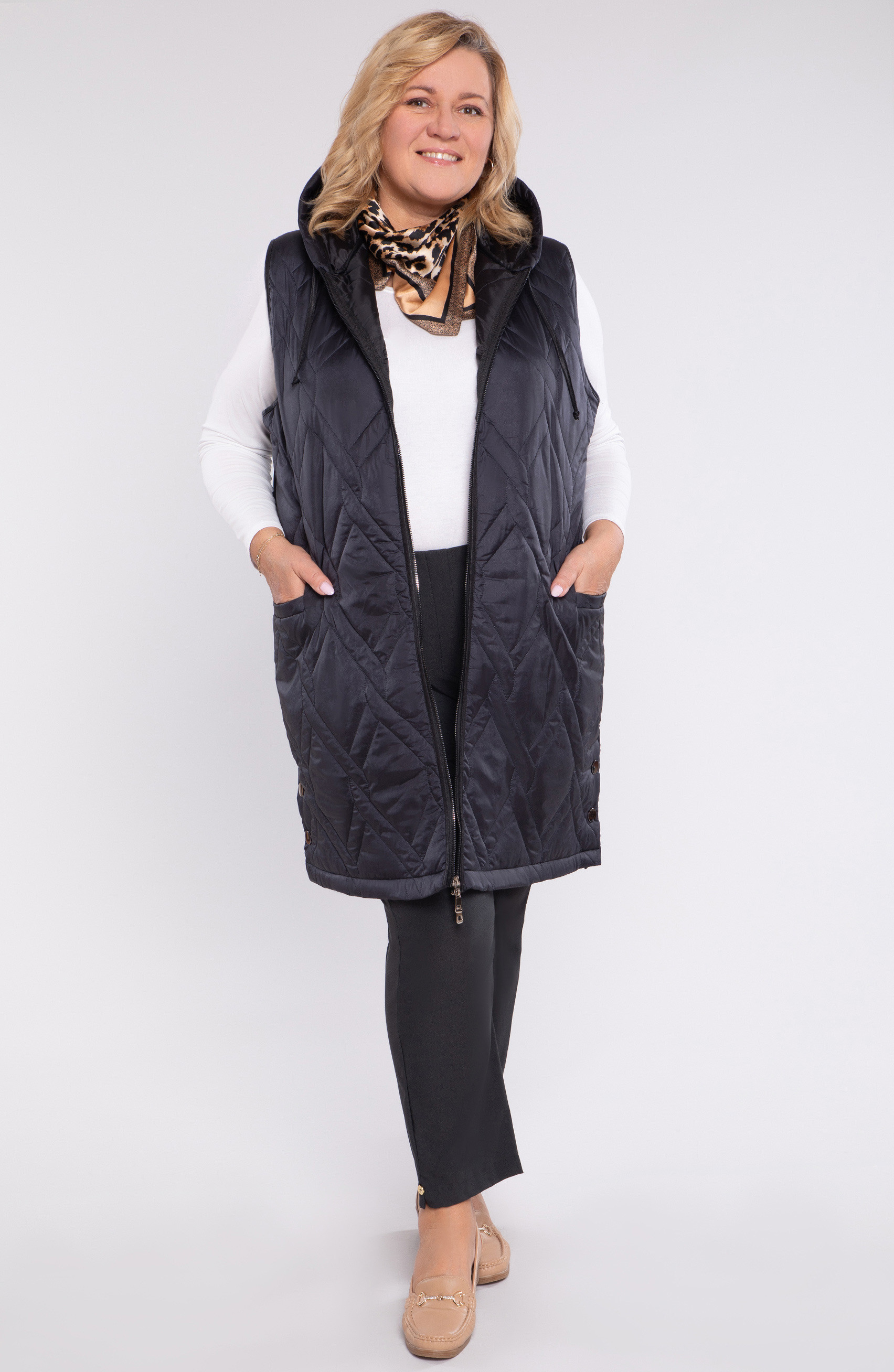 Gilet in grafite con motivo in rilievo
