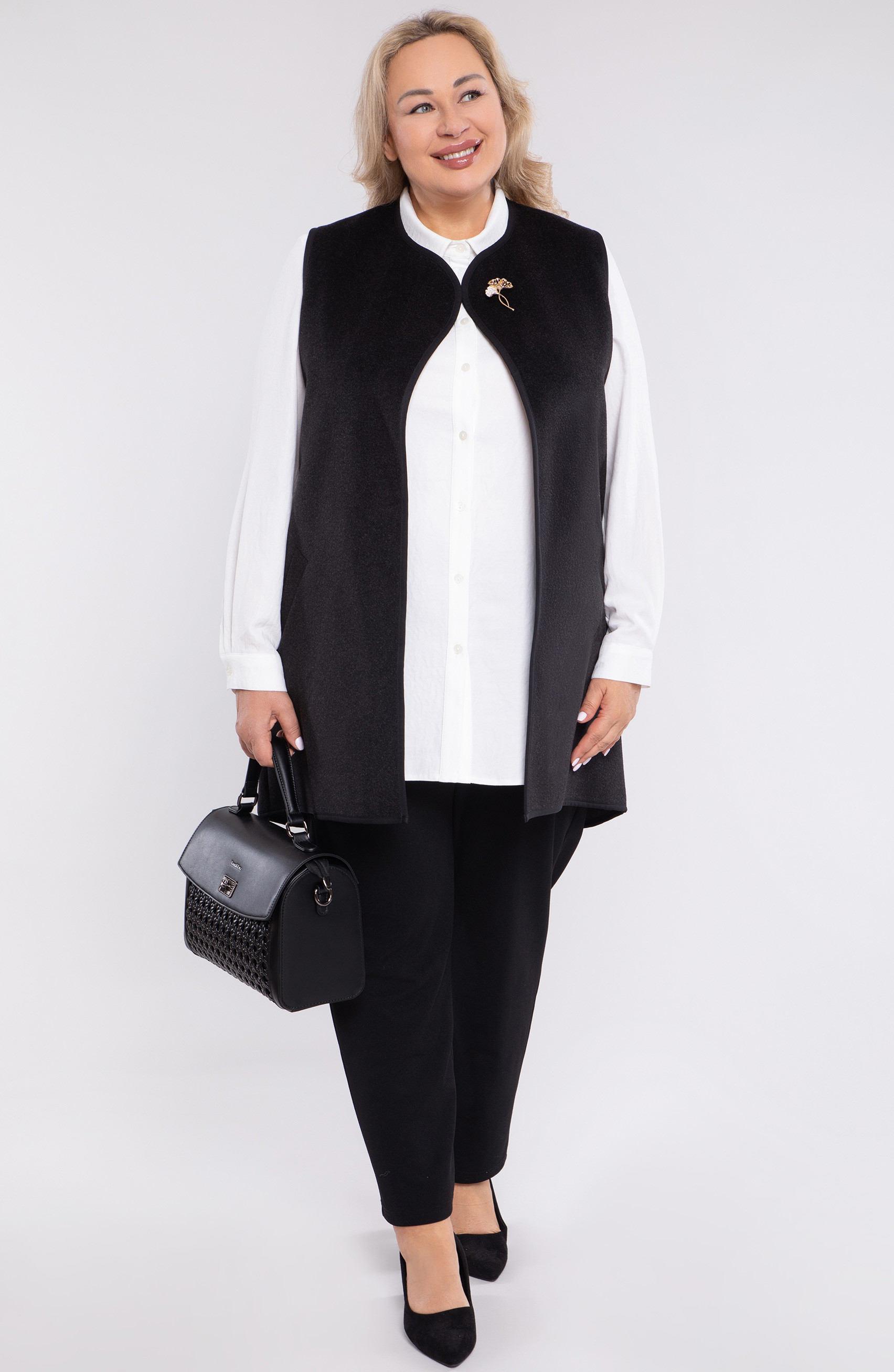 Gilet nero con spilla