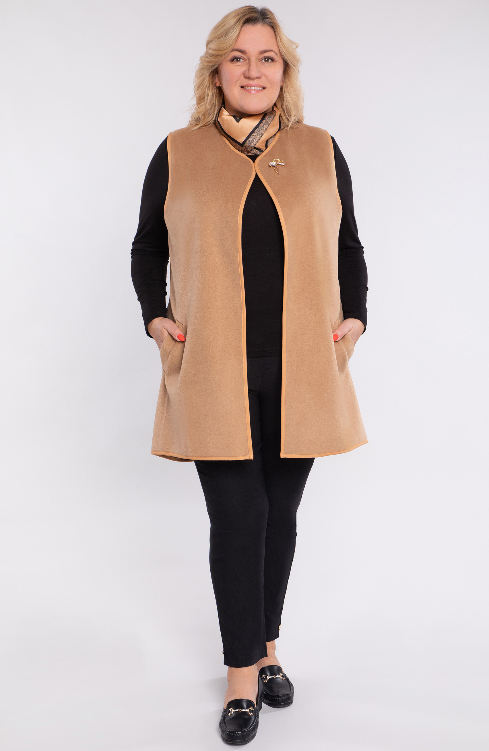 Gilet beige con spilla