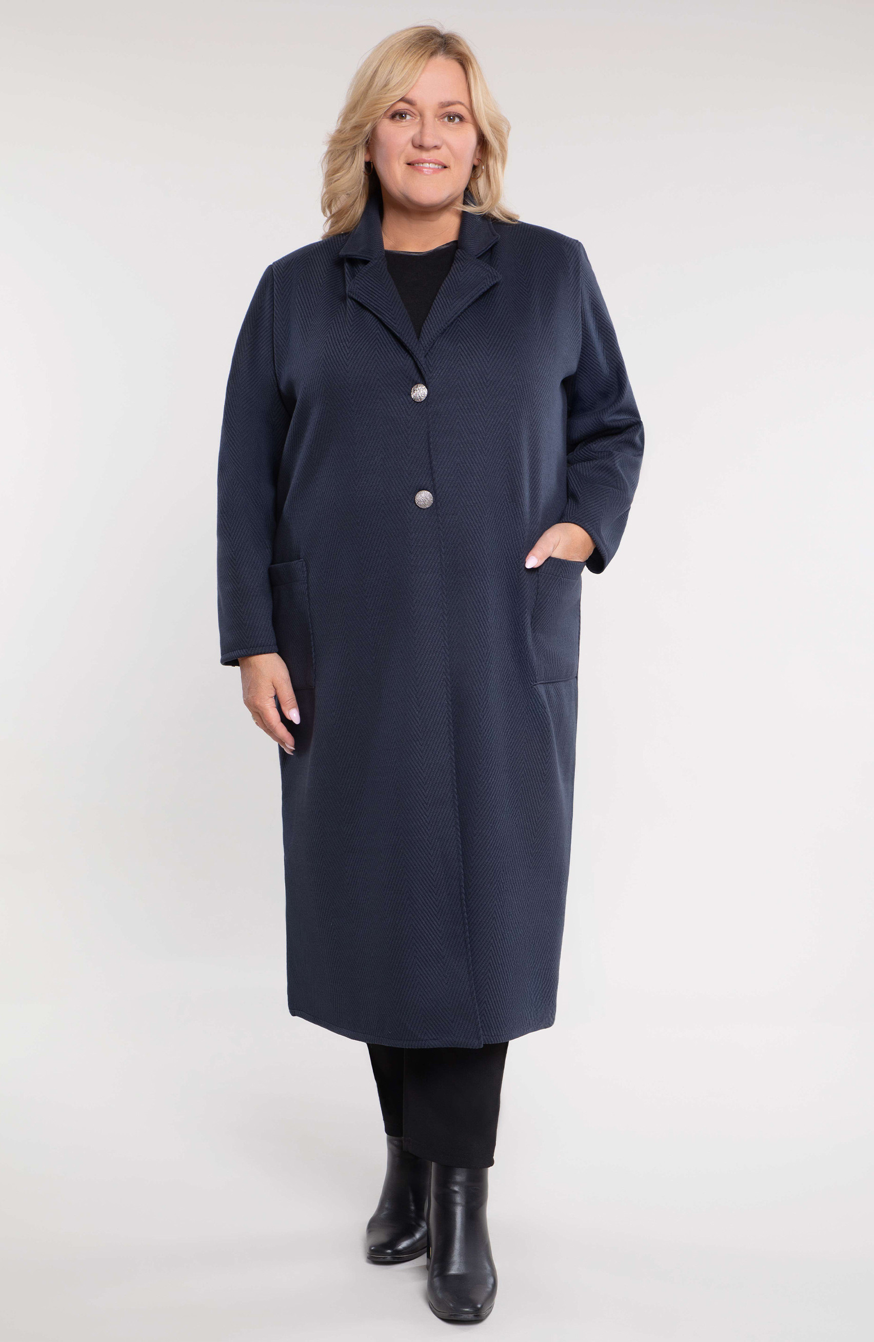Semplice cappotto blu navy con tasche