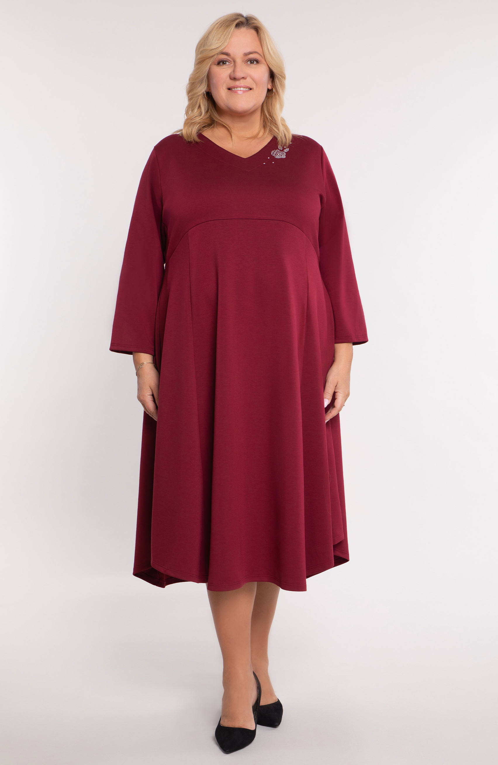 Abito bordeaux con fiore di strass