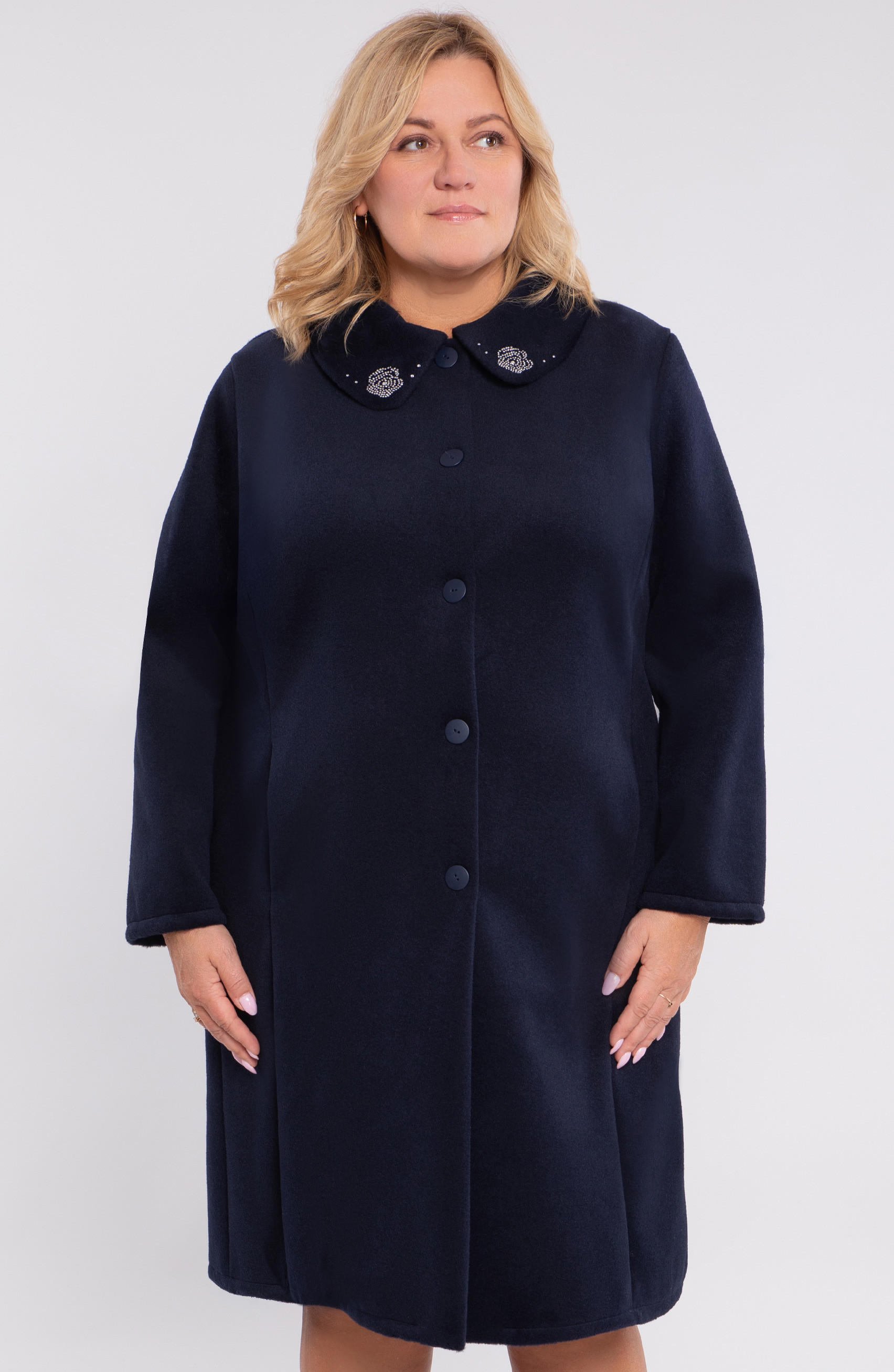 Cappotto blu navy con fiore di broccato sul colletto